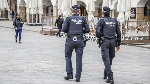 La policía detiene a un hombre con un machete y un hacha en la calle Berrocala de Cáceres