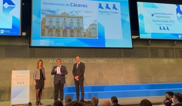 Cáceres recibe tres Pajaritas Azules, el máximo reconocimiento, por su gestión en la recogida selectiva de papel y cartón