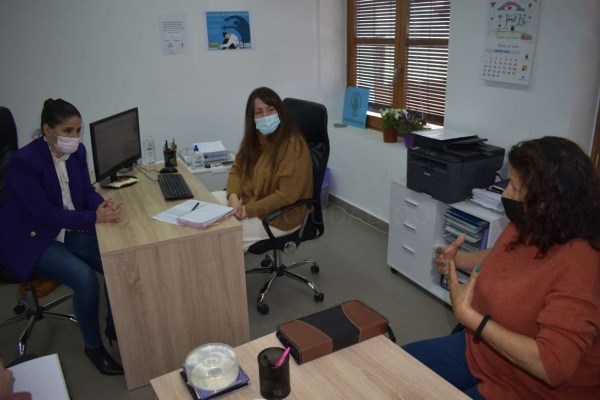 Gil Rosiña visita dos asociaciones de mujeres en Badajoz que han desarrollado proyectos del Pacto de Estado contra la Violencia de Género