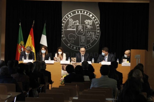 La consejera de Cultura destaca la actualidad de la obra de José Saramago y su relación con Extremadura a través del iberismo