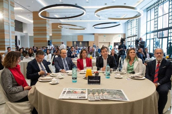 El presidente de la Junta resalta la competitividad de Extremadura, líder en energías renovables
