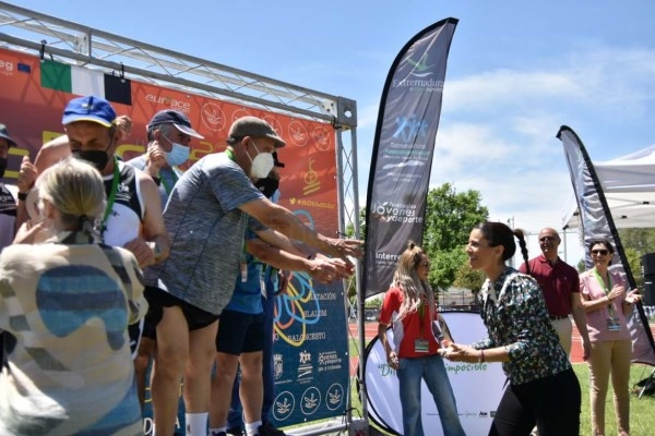 Nuria Flores entrega en Zafra los trofeos de las finales de atletismo de los JEDES
