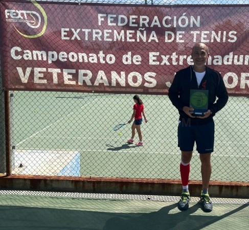 VÍCTOR NACARINO SE ADJUDICA EL CAMPEONATO DE EXTREMADURA DE VETERANOS +45 AL IMPONERSE EN LA FINAL A ANTONIO MATEOS