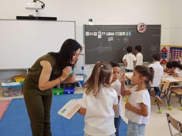 Esther Gutiérrez visita el CEIP El Llano, de Monesterio, recientemente reformado integralmente