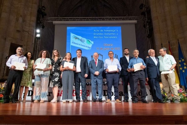 Escuchar Fernández Vara reconoce el valor de solidaridad y generosidad de los donantes de Sangre en Extremadura, líder en donaciones a nivel nacional