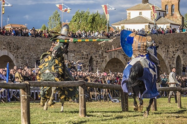 Romanos y cartagineses, moros y cristianos, príncipes y plebeyos... salen de nuevo a la calle a celebrar sus fiestas