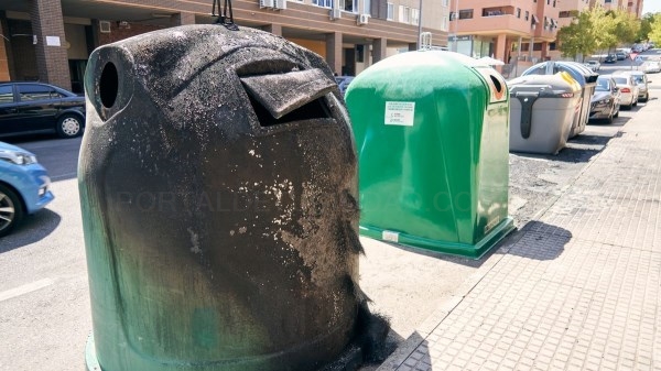 Los vándalos queman 6 contenedores y dañan dos fachadas en Mejostilla