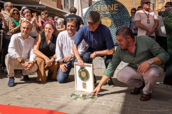 Joan Manuel Serrat ya tiene su vinilo en el Camino de la Música de Mérida