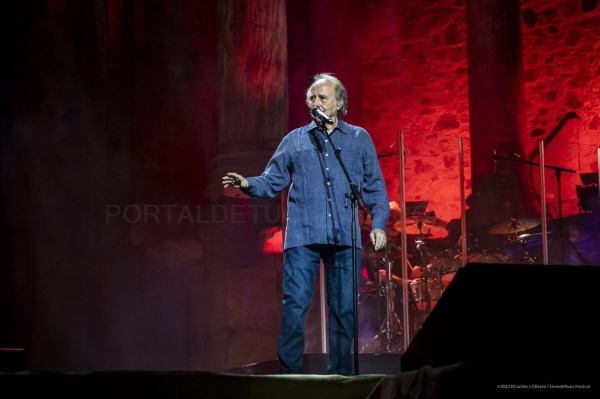 Mérida ovaciona a Serrat en su primera cita de la gira de despedida
