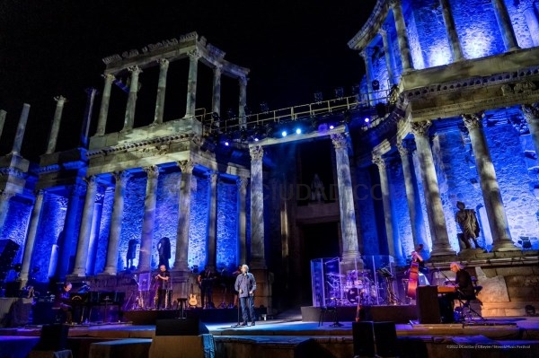 Mérida ovaciona a Serrat en su primera cita de la gira de despedida