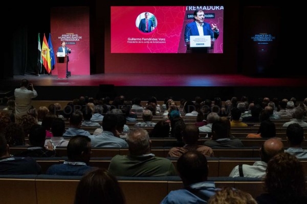 Fernández Vara destaca el avance de Extremadura en autonomía municipal gracias a la Ley de Garantía que avala un modelo de gestión basado en el princi