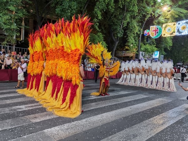 Moros y cristianos nunca se entendieron mejor que en su fiesta en Murcia