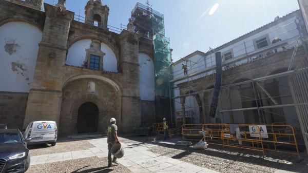 Retoman las obras del San Francisco tras marcharse las cigüeñas de Cáceres