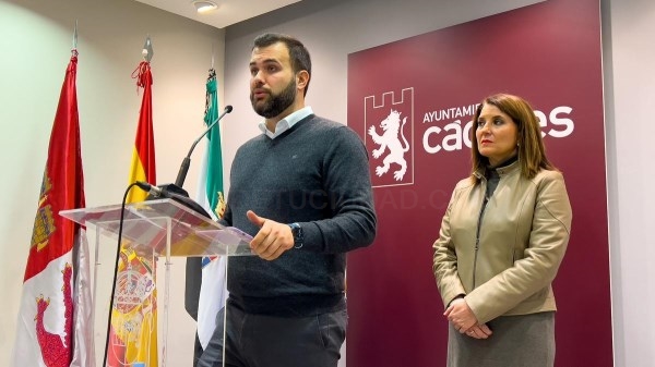 Salaya dice ser consciente del "precio político" que paga con el viaje a Bután