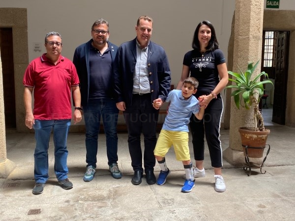 Rotary Cáceres San Jorge y la Asociación de Vecinos de El Junquillo, unidos por Luis
