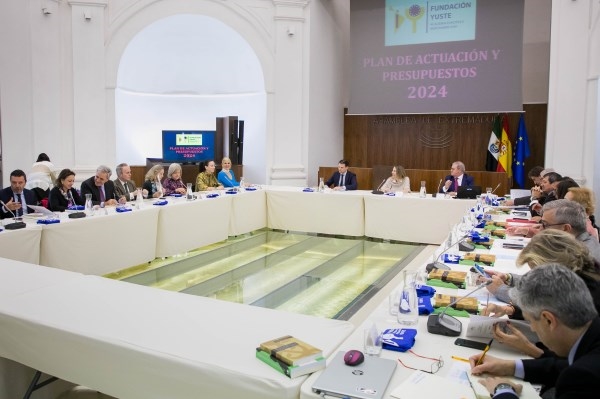 El patronato de la Fundación Yuste aprueba el plan de actuación para 2024 bajo la presidencia de María Guardiola