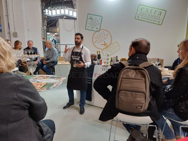 Extremadura muestra su potencial turístico como destino alternativo de interior en Cataluña a profesionales y viajeros