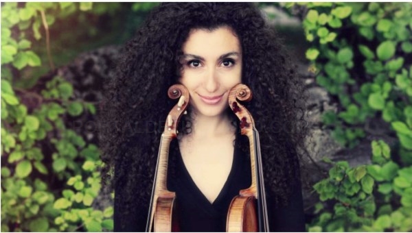 Músicos jóvenes con instrumentos antiguos con lo mejor de Beethoven y Mozart