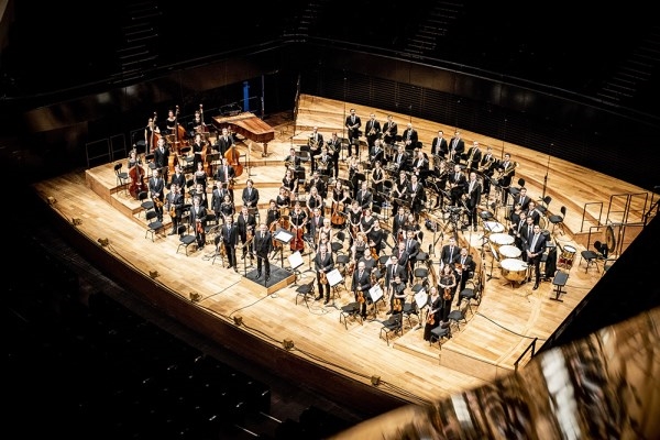 Músicos jóvenes con instrumentos antiguos con lo mejor de Beethoven y Mozart