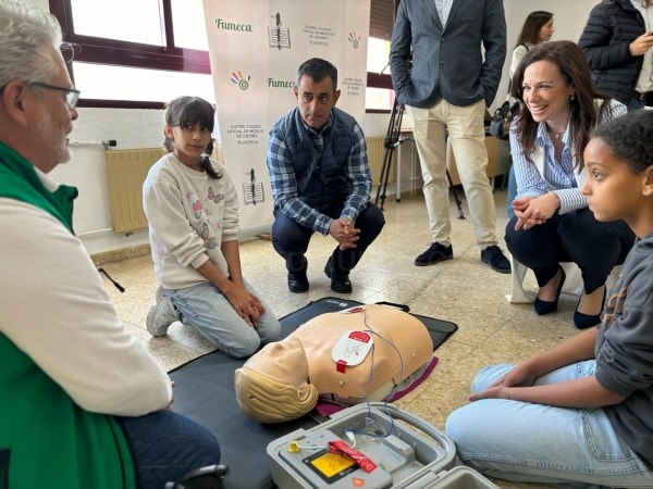 La consejera de Salud asiste a la sesión del Programa 'Fórmate para salvar vidas' en el CEIP "La batalla de Pavía" de Torrejoncillo