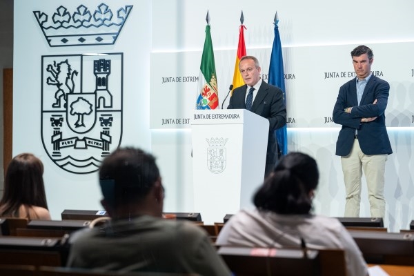 La Junta denuncia que el Gobierno plantea recortar servicios y tráfico de autobuses en 164 localidades que afectan a 800.000 extremeños
