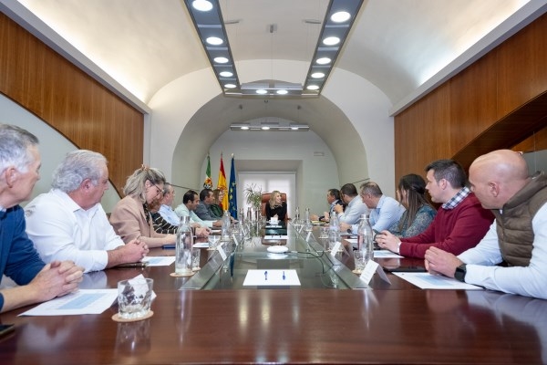 El gobierno de la Junta de Extremadura se reúne con AMAC y piden "unir esfuerzos" para tratar de revocar el cierre de la central nuclear de Almaraz