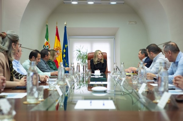 El gobierno de la Junta de Extremadura se reúne con AMAC y piden "unir esfuerzos" para tratar de revocar el cierre de la central nuclear de Almaraz