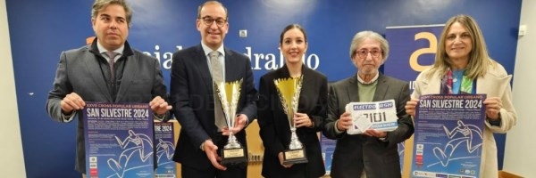 EL ALCALDE DE CÁCERES ANIMA A DESPEDIR EL AÑO PARTICIPANDO EN LA SAN SILVESTRE 2024