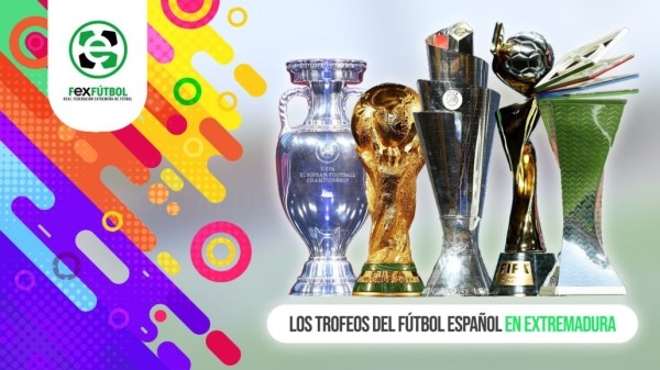 EL AYUNTAMIENTO ANIMA A FOTOGRAFIARSE CON LAS COPAS HISTÓRICAS DE LA SELECCIÓN ESPAÑOLA DE FÚTBOL