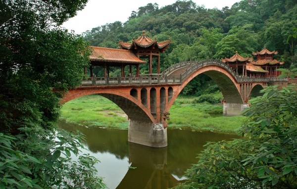 Cuando la piedra aprendió a respirar: el Gran Buda de Leshan frente al paso de trece siglos