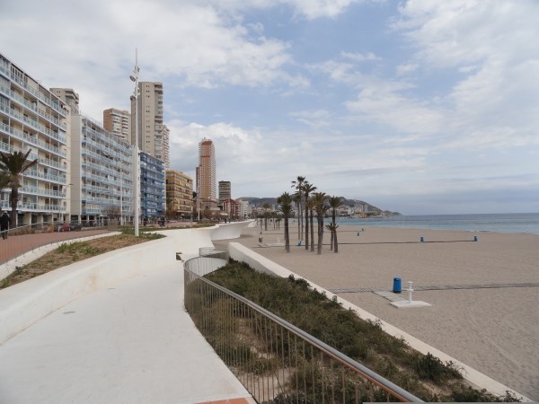 Benidorm se consolida como el primer destino turístico costero de España tras rozar el lleno absoluto al inicio de la temporada de verano