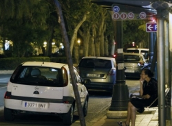Hosteleros y vecinos rechazan la supresión del aparcamiento nocturno en el carril bus