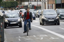 Suprimir el aparcamiento nocturno del carril bus dejaría sin plaza a 12.700 coches