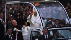 El papa Francisco se come la Manzana