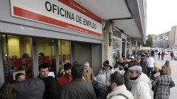 La cifra de parados baja de los 5 millones por primera vez desde 2011