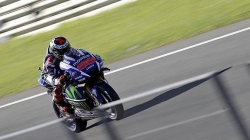 Márquez y Lorenzo, más rápidos que Rossi en los ensayos de Valencia