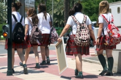 Padres y colegios arremeten contra la supresión del distrito único en Educación