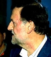 Un joven da un puñetazo a Rajoy durante un paseo electoral por Pontevedra