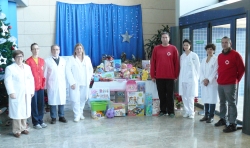 El Hospital de La Ribera entrega a Cruz Roja cerca de 50 juguetes para niños desfavorecidos