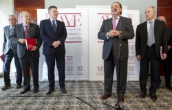 Puig intenta calmar al empresariado valenciano ante un futuro Gobierno central con Podemos