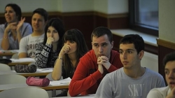 El riesgo de bajo rendimiento académico se triplica entre los alumnos de origen humilde