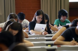 Educación excluye de las becas a los alumnos de las universidades privadas