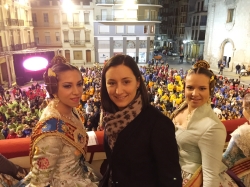 La fallera major, Beatriu López, i la fallera major infantil, Carla Campillo, criden a la festa de les falles als algemesinencs