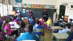 La Policía Local de Benifaió enseña a los escolares sobre el buen uso del material pirotécnico