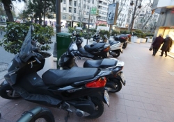 El Ayuntamiento de Valencia prohíbe aparcar motos en las aceras del Ensanche