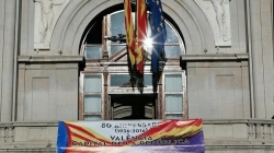 El tripartito se vuelca con la República y coloca una pancarta con la bandera tricolor