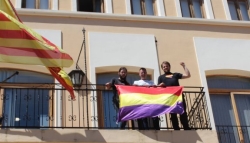 Al menos 16 municipios vulneran la ley y exhiben la bandera republicana
