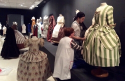 Algemesí renova la seua col•lecció d’indumentària teatral, cinematogràfica i festiva