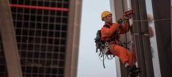 Activistas de Greenpeace escalan una de las Torres KIO para protestar contra el TTIP