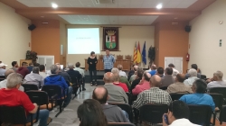 Más de 70 agricultores participan en Benifaió en un curso gratuito de poda del caqui en verde